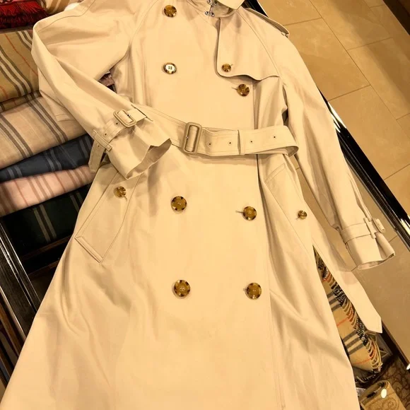 Burberry Classic Sand Trench Coat for Women - Picture 2 of 4